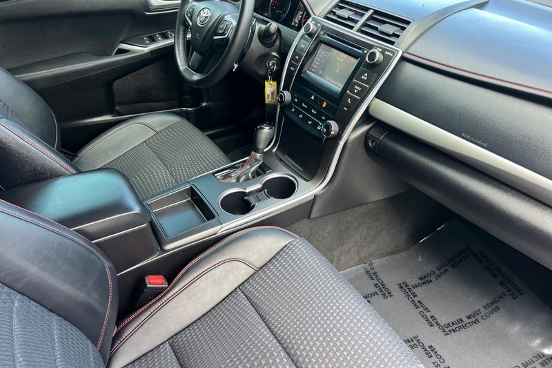 Toyota Camry Vehicle Full-screen Gallery Image 15