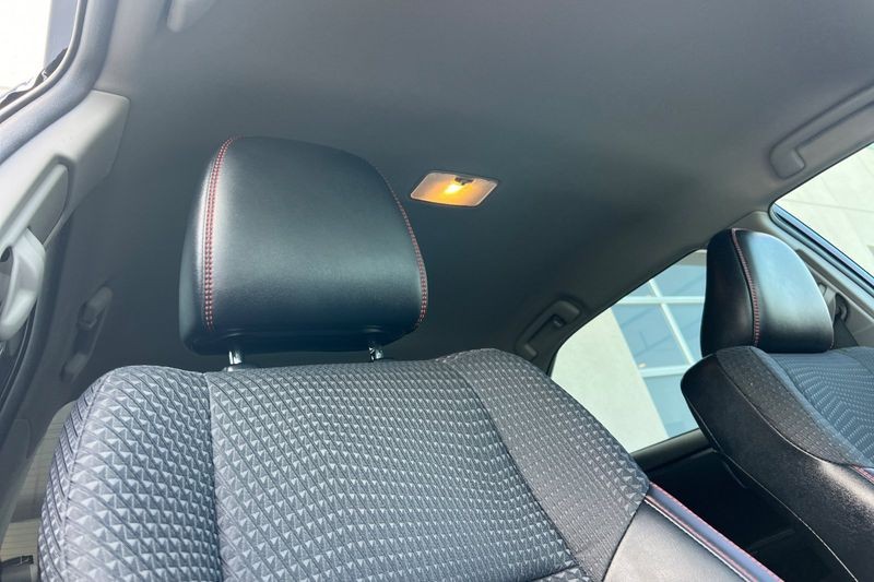 Toyota Camry Vehicle Full-screen Gallery Image 16