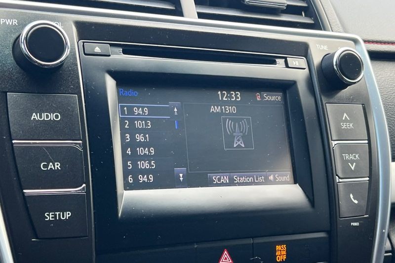 Toyota Camry Vehicle Full-screen Gallery Image 17