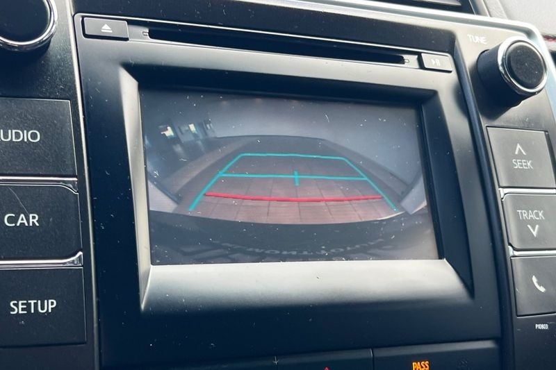 Toyota Camry Vehicle Full-screen Gallery Image 18