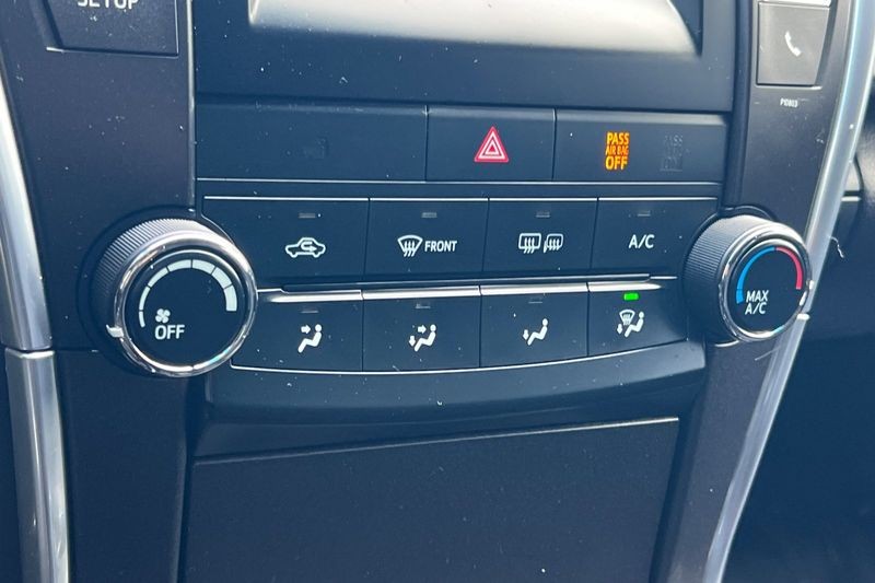 Toyota Camry Vehicle Full-screen Gallery Image 19