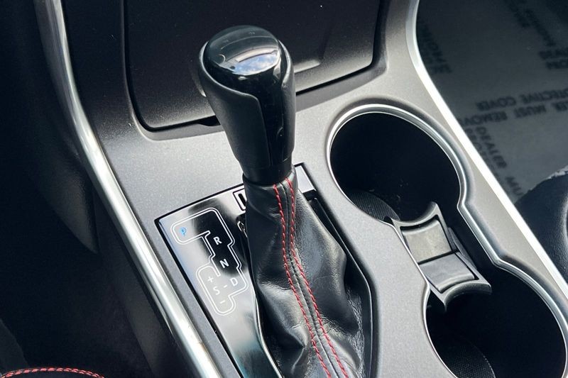 Toyota Camry Vehicle Full-screen Gallery Image 20