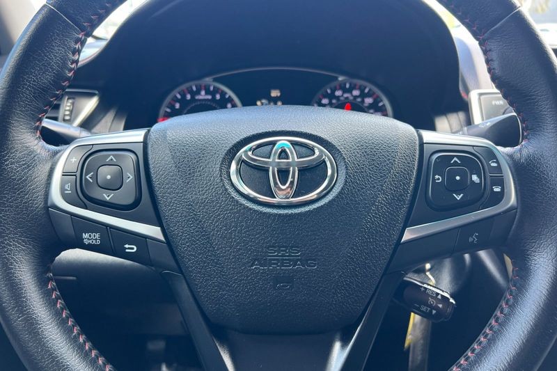 Toyota Camry Vehicle Full-screen Gallery Image 21