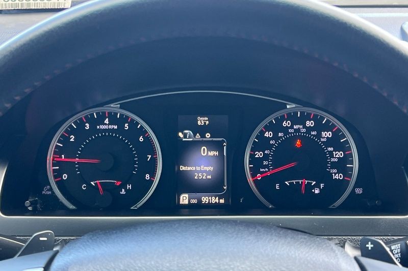 Toyota Camry Vehicle Full-screen Gallery Image 22