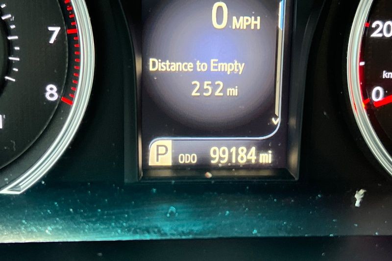 Toyota Camry Vehicle Full-screen Gallery Image 23