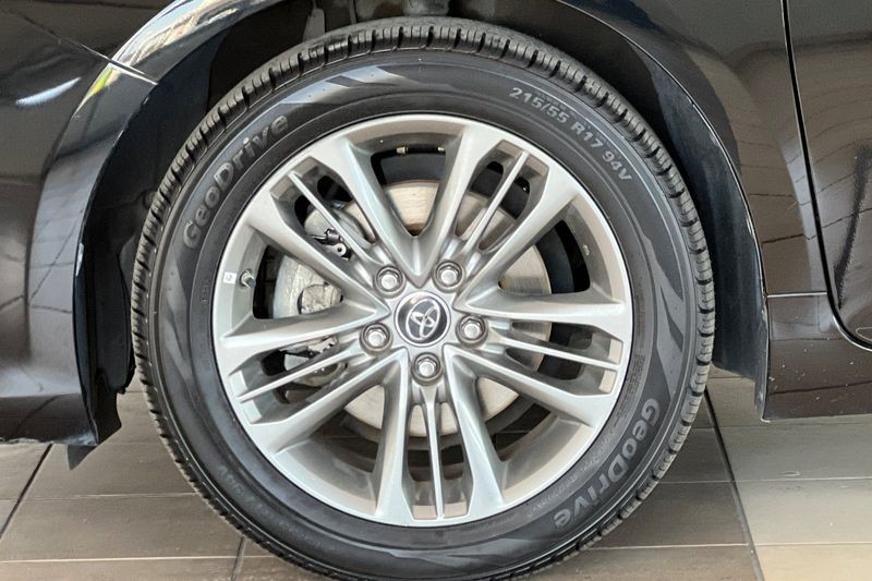 Toyota Camry Vehicle Full-screen Gallery Image 24