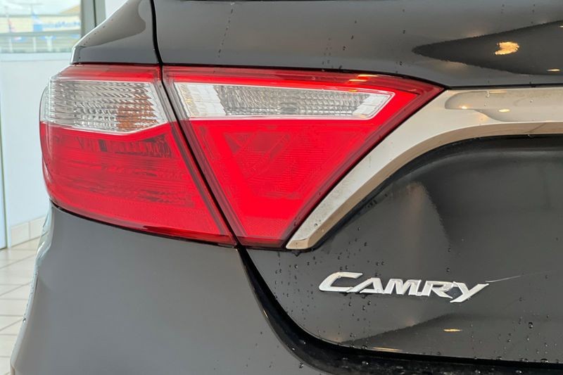 Toyota Camry Vehicle Full-screen Gallery Image 25