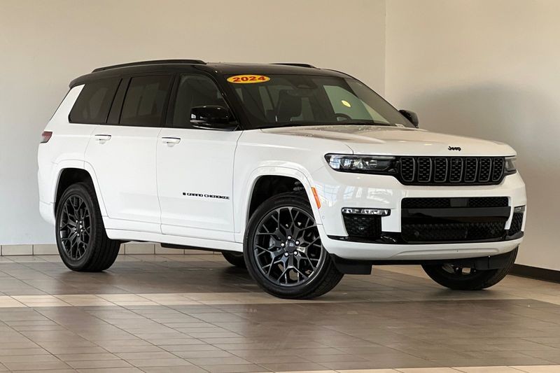 Jeep Grand Cherokee L Vehicle Full-screen Gallery Image 02