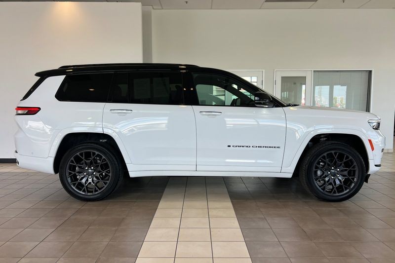 Jeep Grand Cherokee L Vehicle Full-screen Gallery Image 03