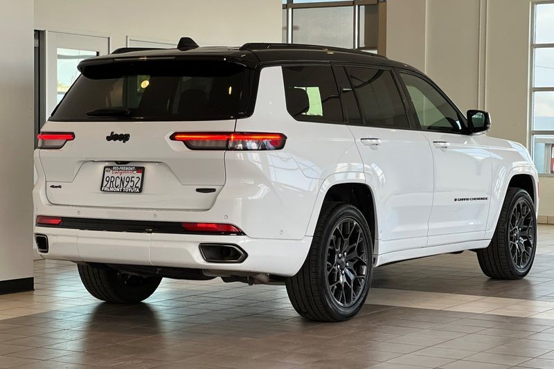 Jeep Grand Cherokee L Vehicle Full-screen Gallery Image 04