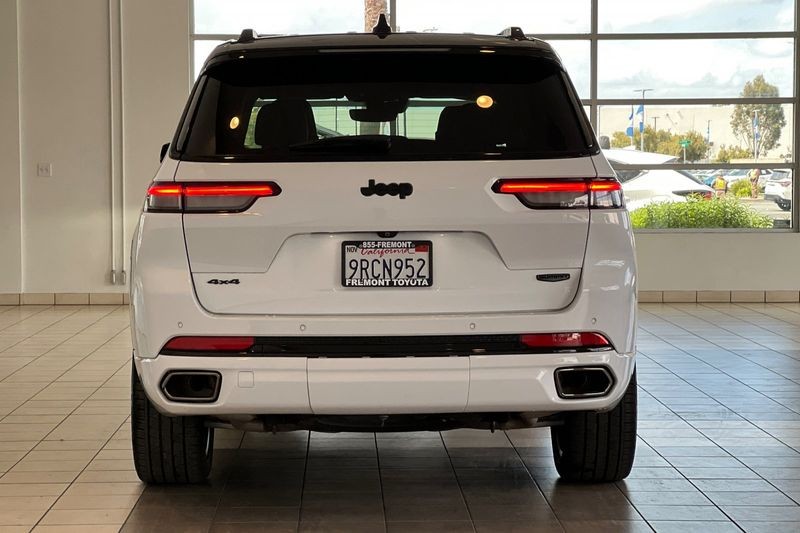 Jeep Grand Cherokee L Vehicle Full-screen Gallery Image 05