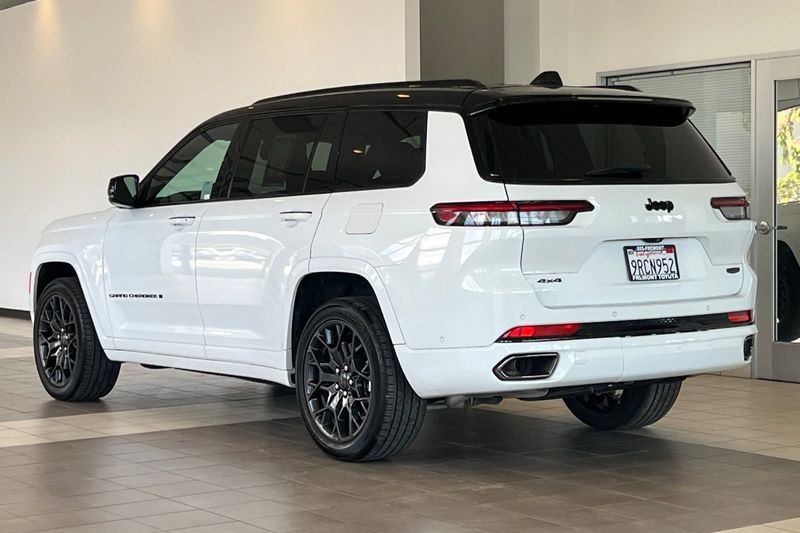 Jeep Grand Cherokee L Vehicle Full-screen Gallery Image 06