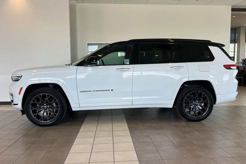 Jeep Grand Cherokee L Vehicle Full-screen Gallery Image 07