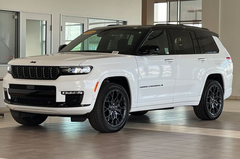 Jeep Grand Cherokee L Vehicle Full-screen Gallery Image 08