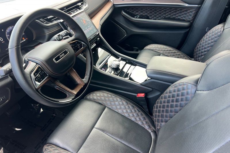 Jeep Grand Cherokee L Vehicle Full-screen Gallery Image 10