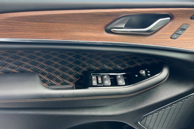 Jeep Grand Cherokee L Vehicle Full-screen Gallery Image 11