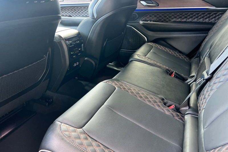 Jeep Grand Cherokee L Vehicle Full-screen Gallery Image 12