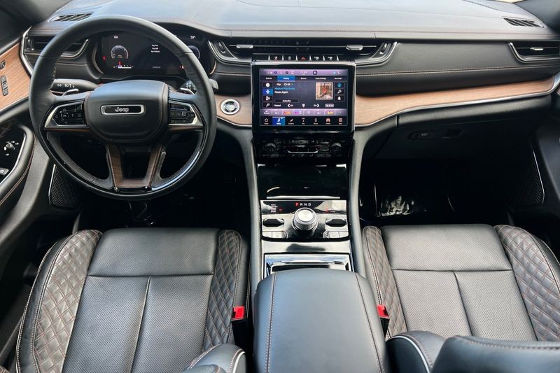 Jeep Grand Cherokee L Vehicle Full-screen Gallery Image 13