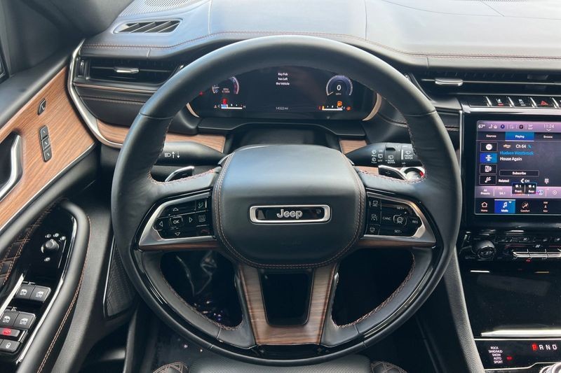Jeep Grand Cherokee L Vehicle Full-screen Gallery Image 14