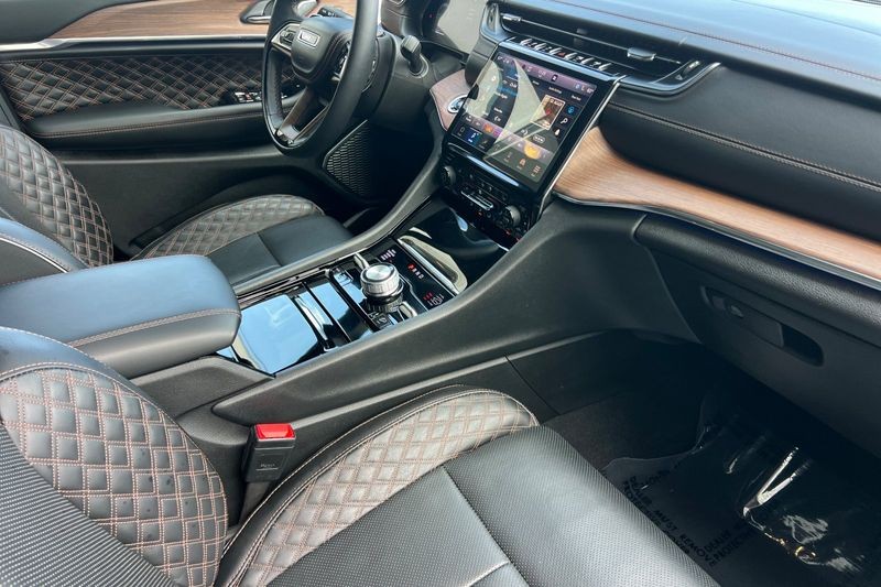 Jeep Grand Cherokee L Vehicle Full-screen Gallery Image 16