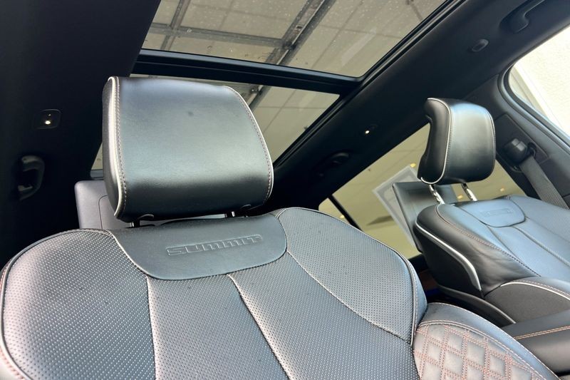 Jeep Grand Cherokee L Vehicle Full-screen Gallery Image 17