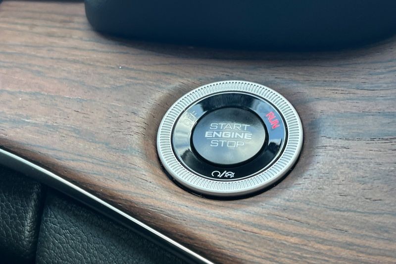 Jeep Grand Cherokee L Vehicle Full-screen Gallery Image 23