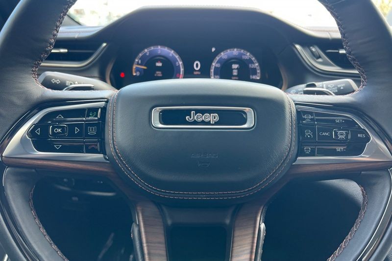 Jeep Grand Cherokee L Vehicle Full-screen Gallery Image 24