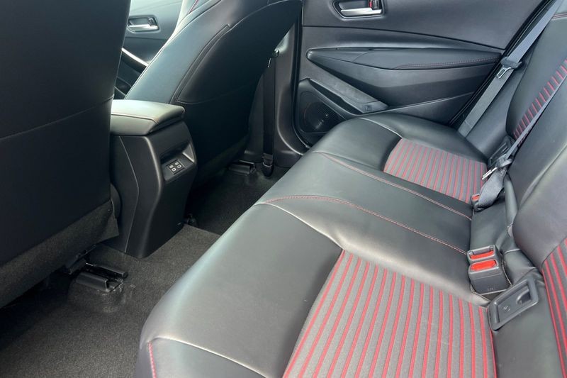 Toyota Corolla Vehicle Full-screen Gallery Image 12
