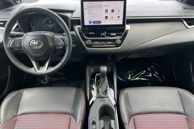 Toyota Corolla Vehicle Full-screen Gallery Image 13