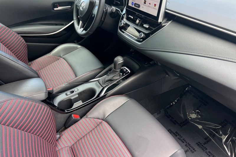 Toyota Corolla Vehicle Full-screen Gallery Image 15