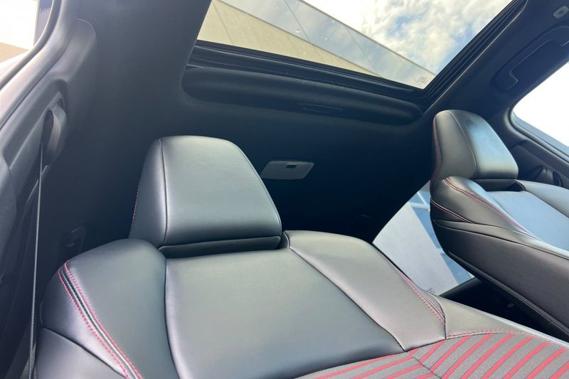 Toyota Corolla Vehicle Full-screen Gallery Image 16