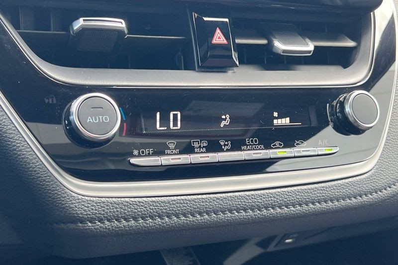 Toyota Corolla Vehicle Full-screen Gallery Image 19
