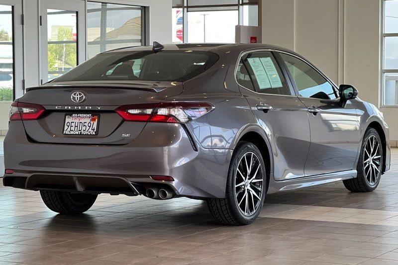 Toyota Camry Vehicle Full-screen Gallery Image 04