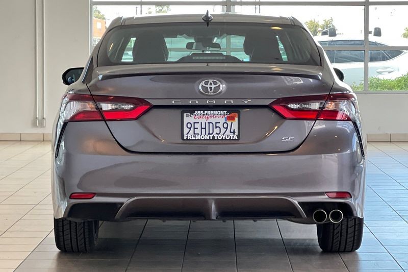 Toyota Camry Vehicle Full-screen Gallery Image 05