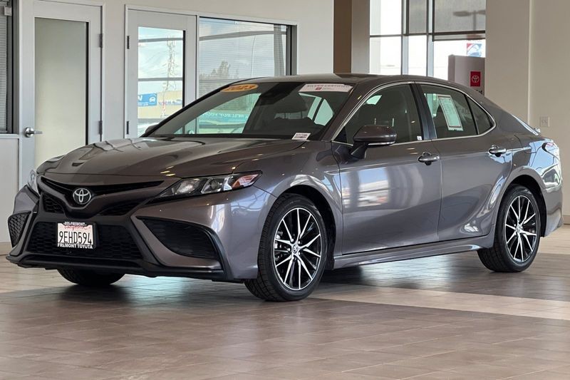 Toyota Camry Vehicle Full-screen Gallery Image 08