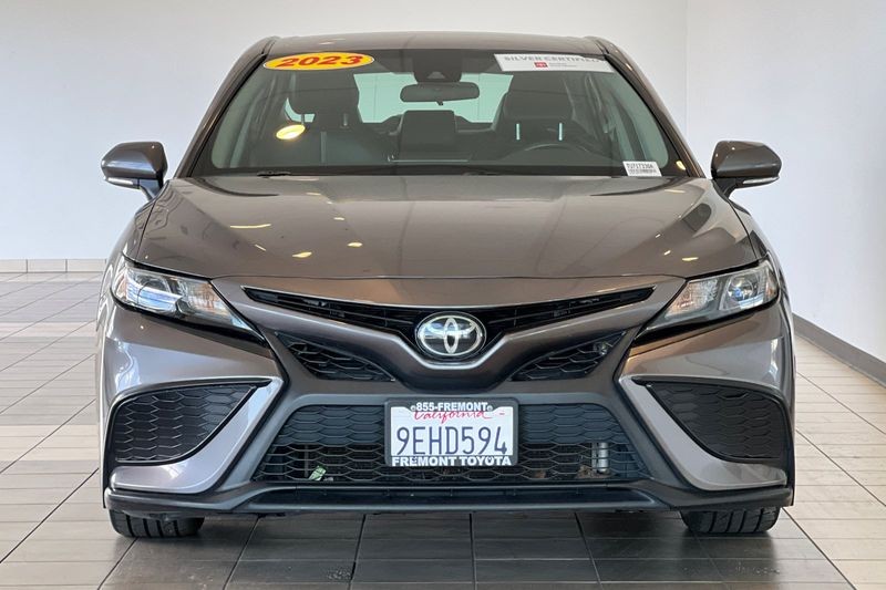 Toyota Camry Vehicle Full-screen Gallery Image 09