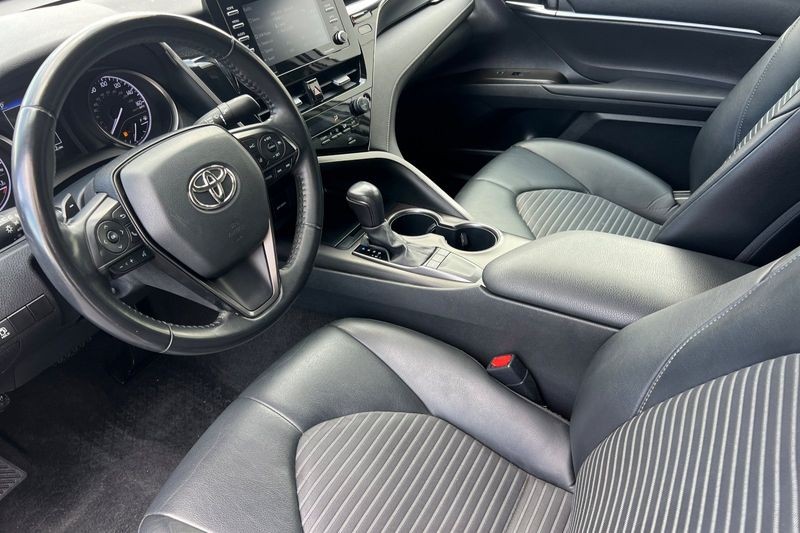 Toyota Camry Vehicle Full-screen Gallery Image 10