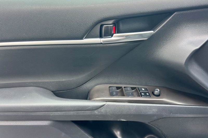 Toyota Camry Vehicle Full-screen Gallery Image 11