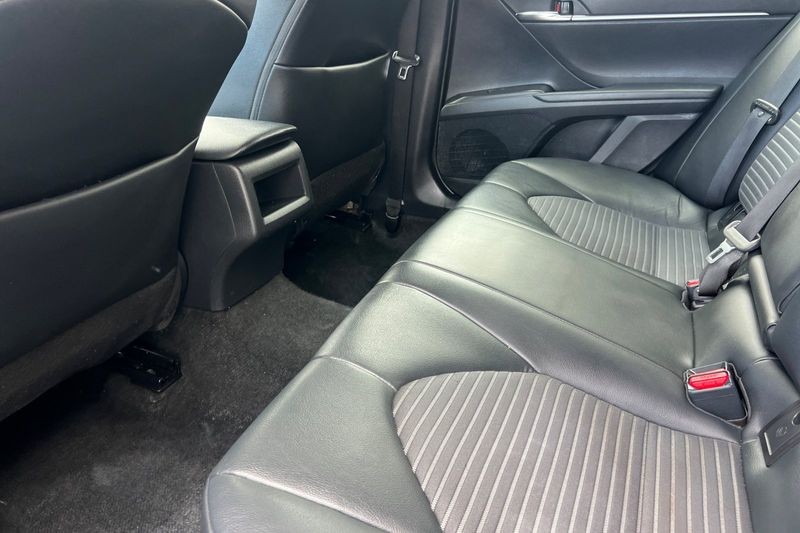 Toyota Camry Vehicle Full-screen Gallery Image 12