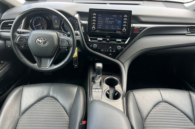Toyota Camry Vehicle Full-screen Gallery Image 13