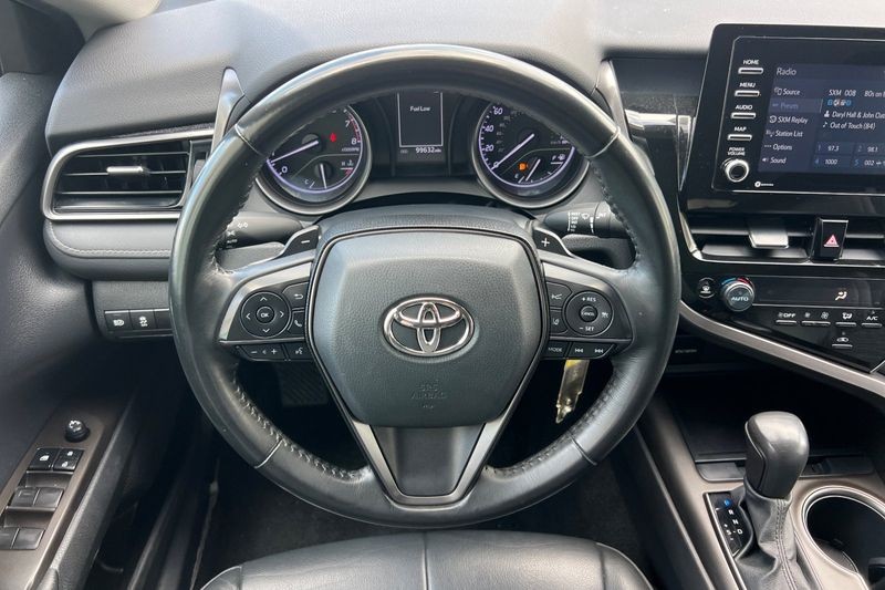 Toyota Camry Vehicle Full-screen Gallery Image 14