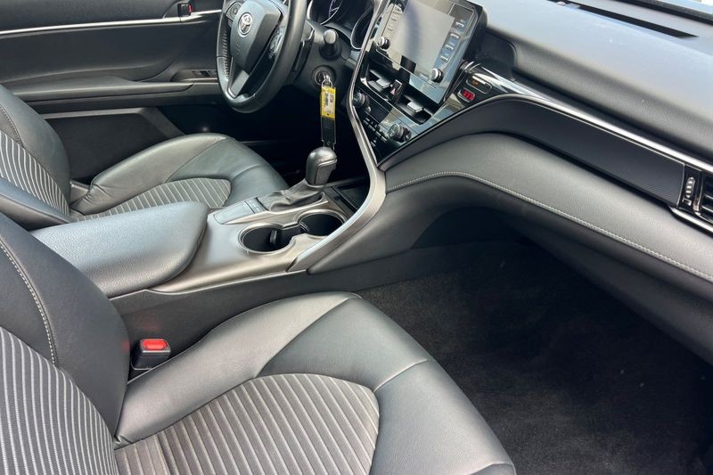 Toyota Camry Vehicle Full-screen Gallery Image 15