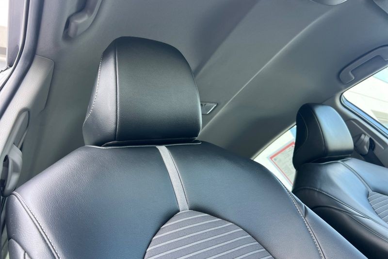 Toyota Camry Vehicle Full-screen Gallery Image 16