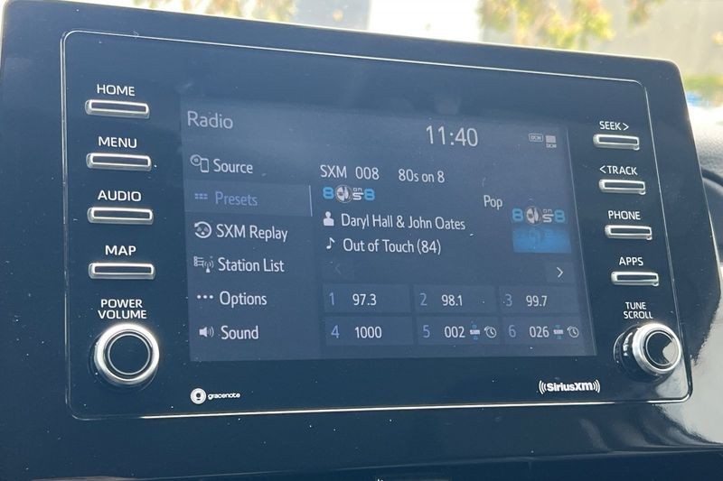 Toyota Camry Vehicle Full-screen Gallery Image 17