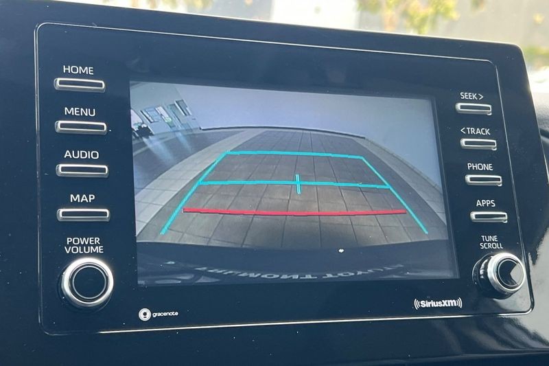 Toyota Camry Vehicle Full-screen Gallery Image 18