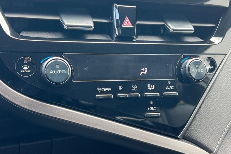 Toyota Camry Vehicle Full-screen Gallery Image 19