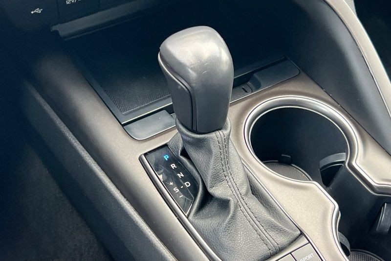 Toyota Camry Vehicle Full-screen Gallery Image 20