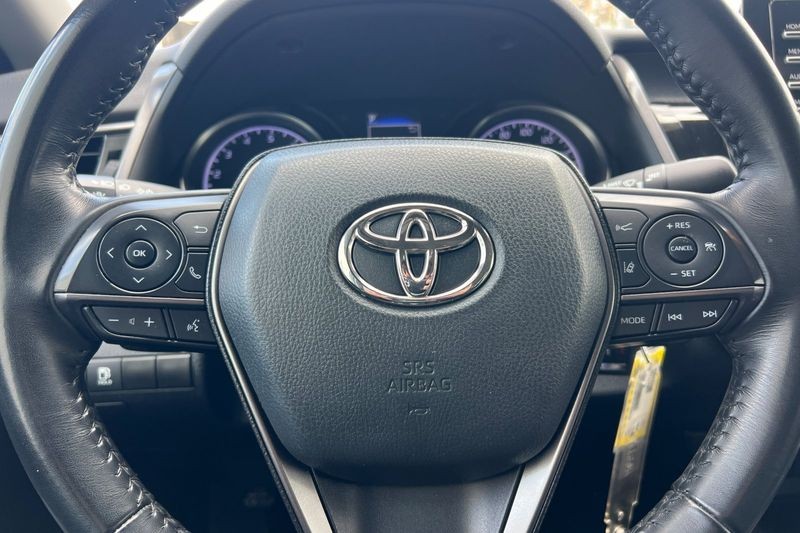 Toyota Camry Vehicle Full-screen Gallery Image 21