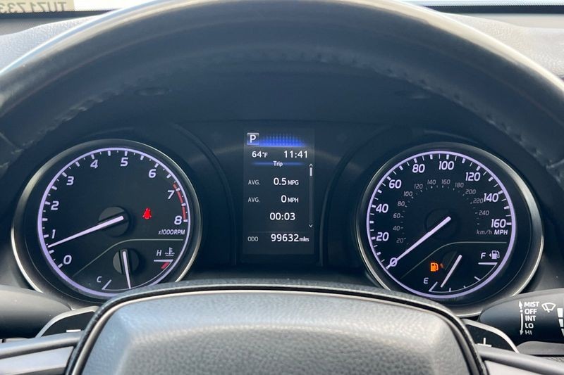 Toyota Camry Vehicle Full-screen Gallery Image 22