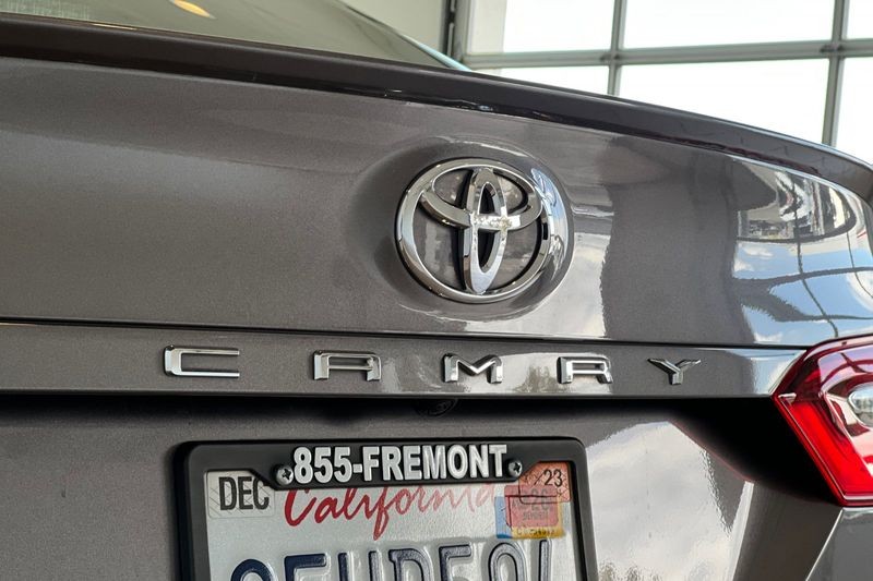 Toyota Camry Vehicle Full-screen Gallery Image 25